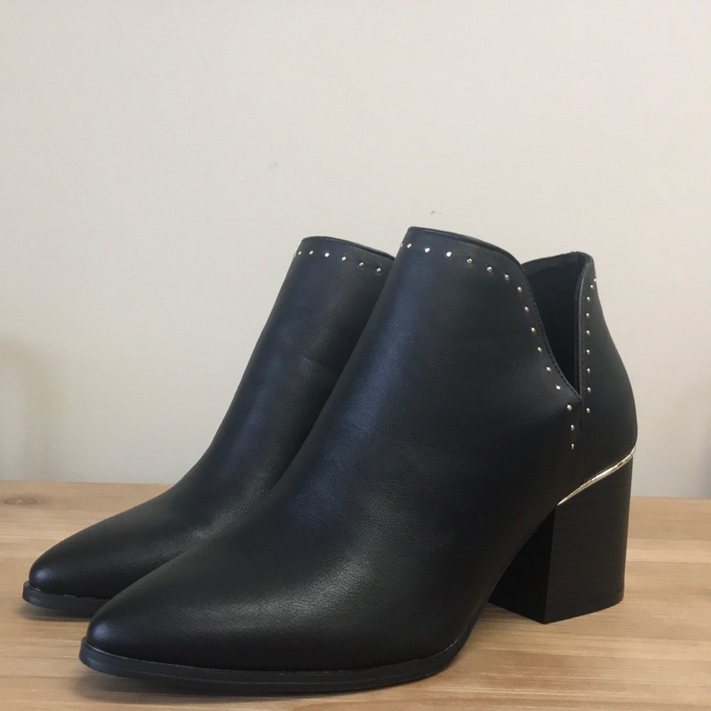 đExpression Novara Block Heel Ankle Booties